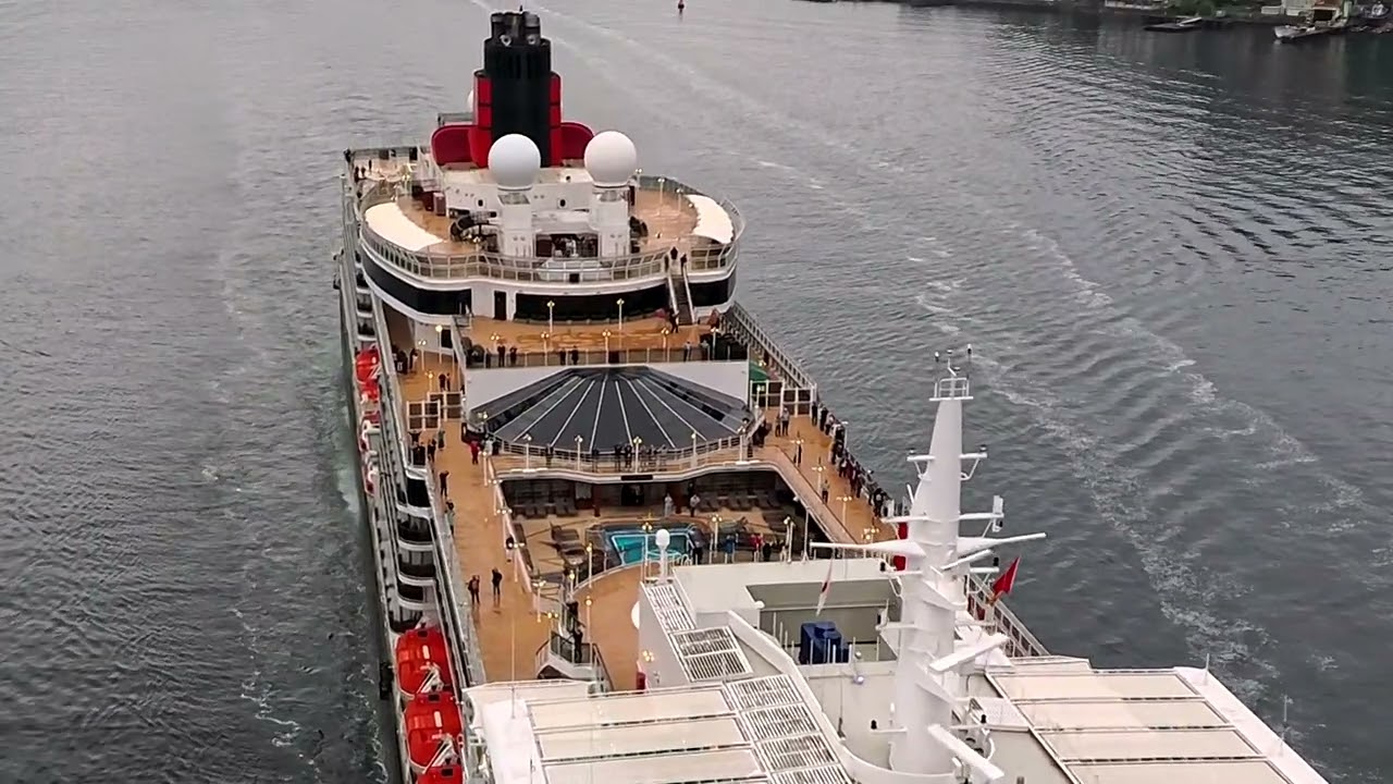 View of Queen Elizabeth（クイーン・エリザベス2）from Megami Ohashi