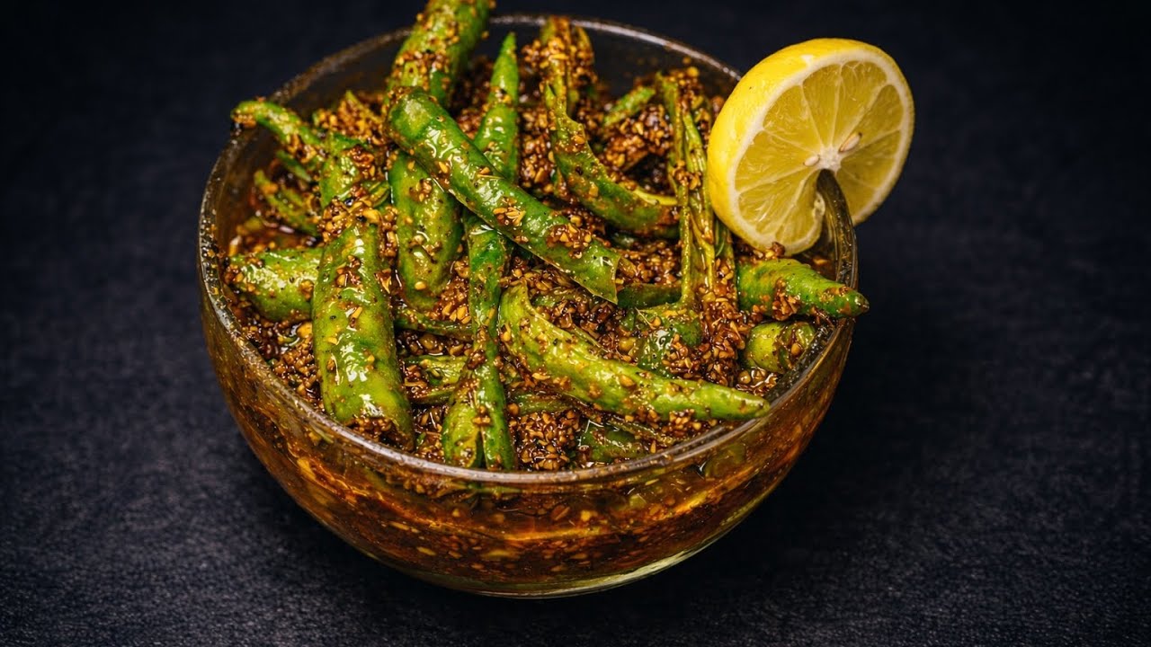 तीखा चटपटा मसालेदार मिर्च का अचार। खाने में डाले जान Green chilli pickle😋😋😋👍#food #comments 