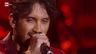 Video thumbnail of "L'omaggio di Fabrizio Moro con "Tu non mi basti mai" -  Una storia da cantare 23/11/2019"