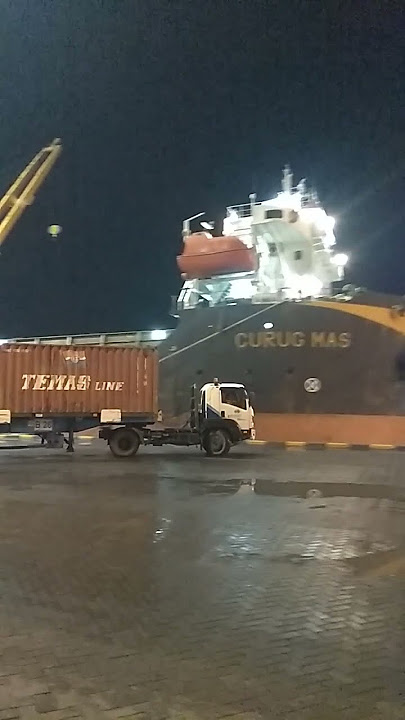 Kesibukan suasana bongkar muat pelabuhan container berlian bjti surabaya