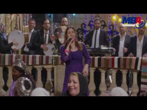 اتفرج على بوسي وهى بترقص وتغنى فى افراح شعبيه بازمه نسب على رمش عيونها