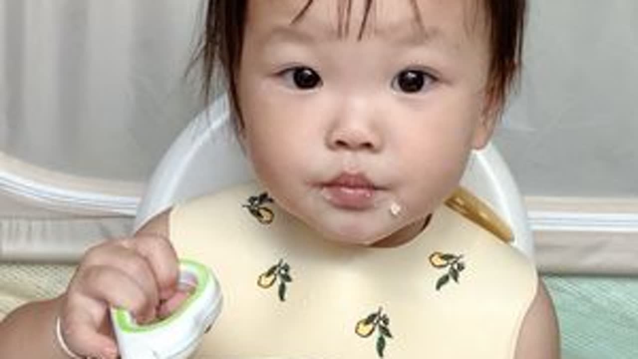 #干饭宝宝上线 #宝宝吃饭 #人类幼崽 #每日辅食 晒了两个月跟在非洲挖煤了一样  今天吃黄瓜炒肉 饭饭都吃光光了 老母亲很欣慰