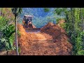 Bulldozer parfaitement solide nivelant le sol pour la construction de routes de sur la montagne