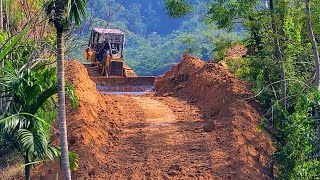 Strong Dozer Meratakan Tanah Untuk Konstruksi Jalan Perkebunan Di Gunung
