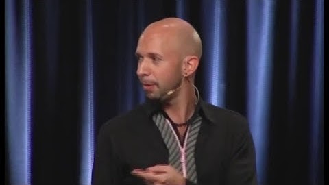 Neil Strauss - 3 Magic Questions To Make Her Attracted