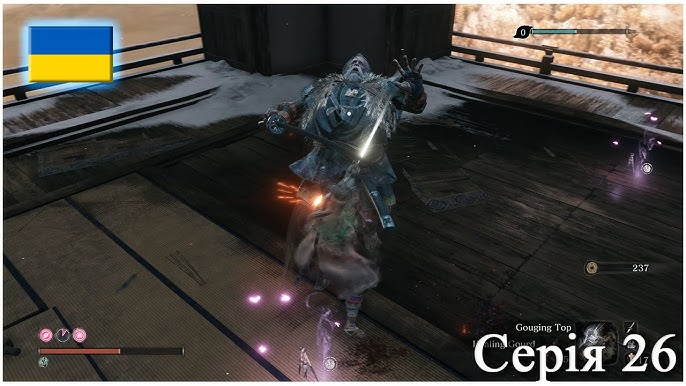 Жалаңаш моншадағы саяжайда кеуделері салбырап тұрған жетілген әйел