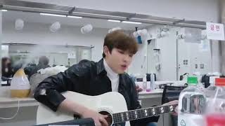 kim jaehwan singing red velvet's psycho in acoustic version ❤️