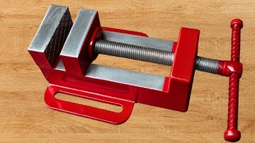 Je gelooft niet dat ik deze supersterke bankschroef heb gemaakt van een stapel schroot!