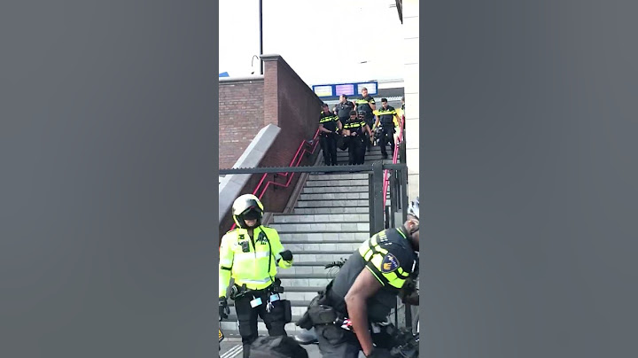 Man verzet zich bij arrestatie en is meteen de pineut ! Agenten tillen verdachte van het perron !