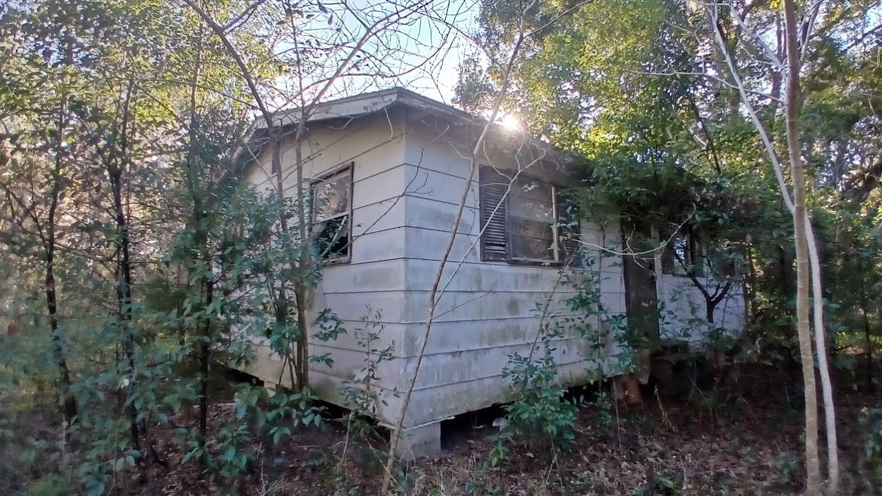 Exploring a long forgotten abandoned house with everything left behind 
