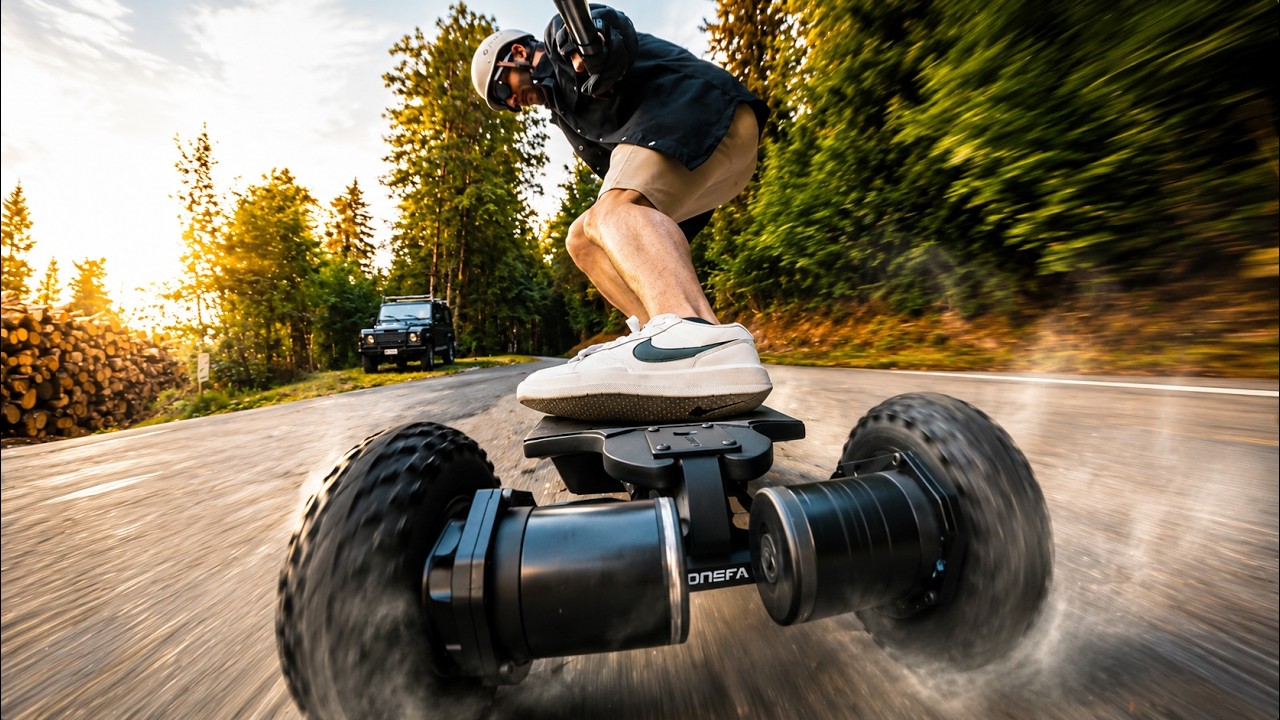 Anteprima video: rider in curva su uno skateboard elettrico ONSRA con grandi pneumatici fuoristrada su una strada nel bosco