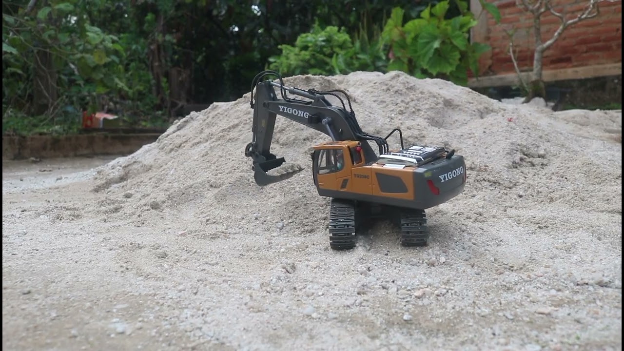 RC Excavator Yigong 11 CH tes mengeruk pasir