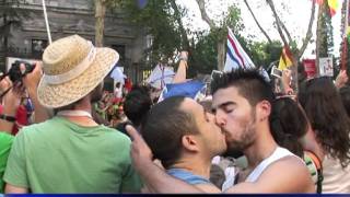 Un couple gay s'embrasse au passage de la papamobile à Madrid