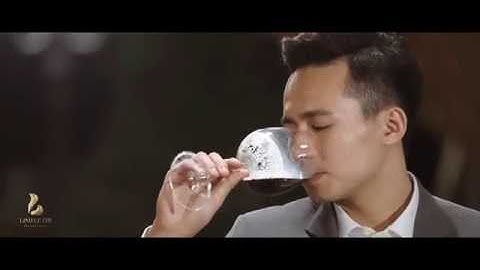 Clip: Top 10 HHVN Tố Như hôn ông xã điển trai trong bộ ảnh cưới