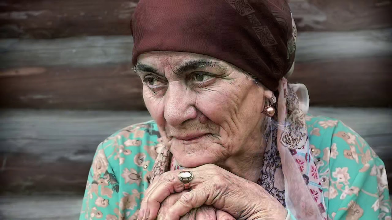 Бабушка позирует. Фото п старухи. Хасаева Таус Магомедовна. Майя Магомедовна бабушка. Пожилая киргизка в цветастом платке.