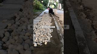 Un Nuovo Giorno A Posare I Ciottoli Naturali Di Fiume