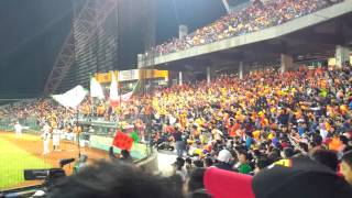 20131026 犀牛vs獅 總冠軍賽G1 鄧志偉全壘打後+吞霸歌
