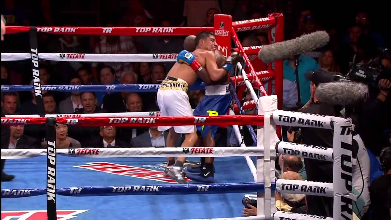Timothy  Bradley derrotó a Jessie Vargas