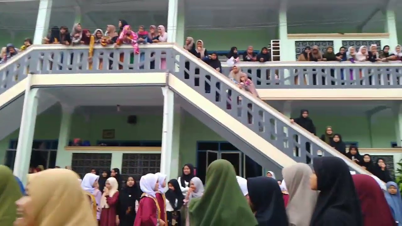 suasana di pesantren Nurul Qarnain,waktu wisuda,, hidup didesa,,