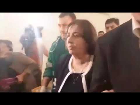 სასწრაფოს  ორი დეპუტატი და პარლამენტის ერთი თანამშრომელი სასუნთქი აპარატით პარლამენტიდან გაჰყავთ