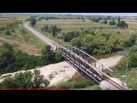 Видео: Двойка бе критикувана, че е направила снимка, която се мотае на движещ се влак