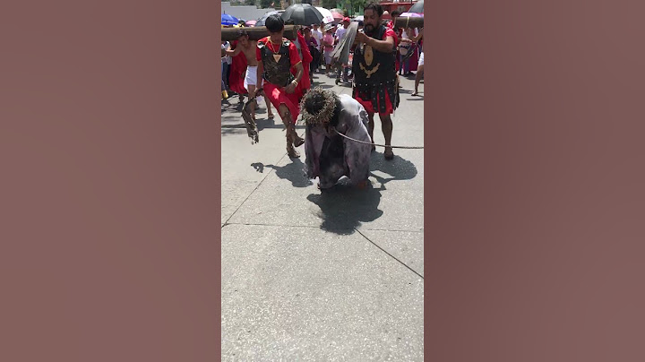 Jesús es ayudado por el cirineo (Viernes Santo 2023)