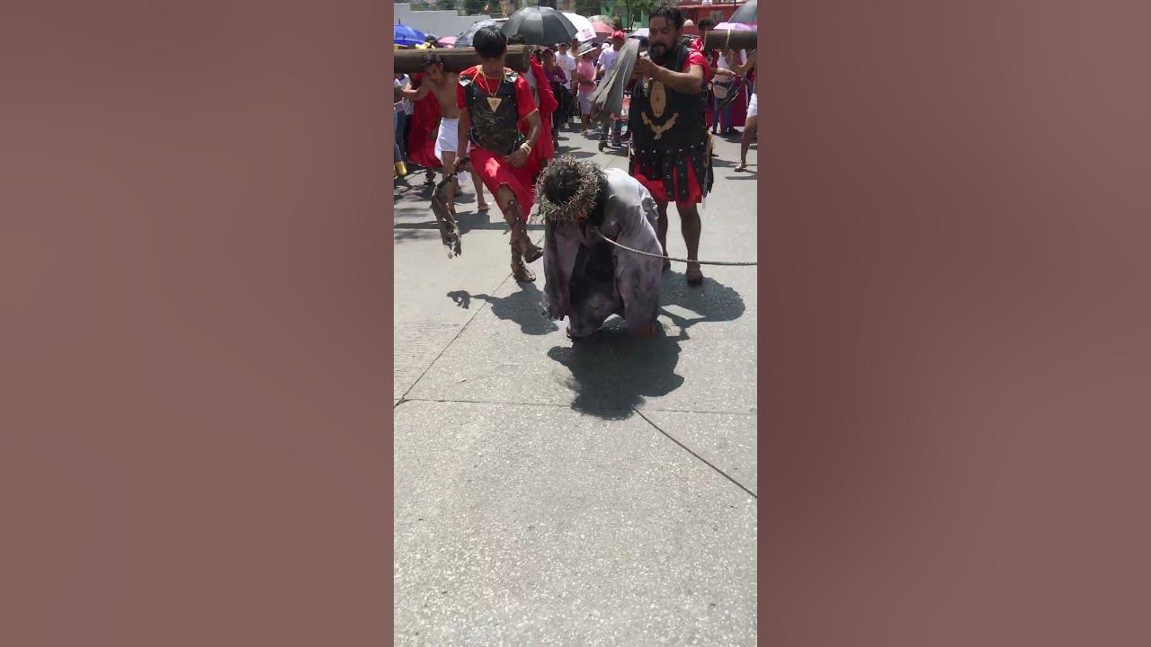 Jesús es ayudado por el cirineo (Viernes Santo 2023)