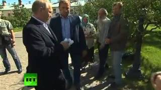 Путин посетил Валаам, там его руку целует болван