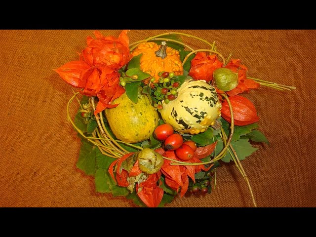 Herbstdeko basteln mit Naturmaterialien. Blumenstrauß mit Zierkürbisse basteln