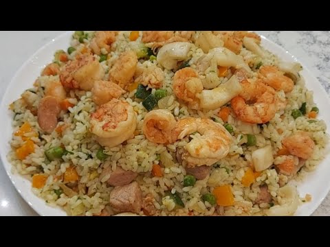 اسرع طريقة لتحضير سلطة الأرز بفواكه البحر و الخضار         