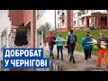 Заклеюють вікна та розбирають завали у зруйнованому гуртожитку в Чернігові