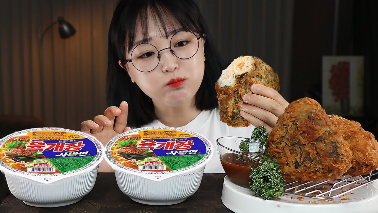 АСМР ЕДА Жареный треугольный кимпап и Лапша быстрого приготовления🍙🍜| MUKBANG