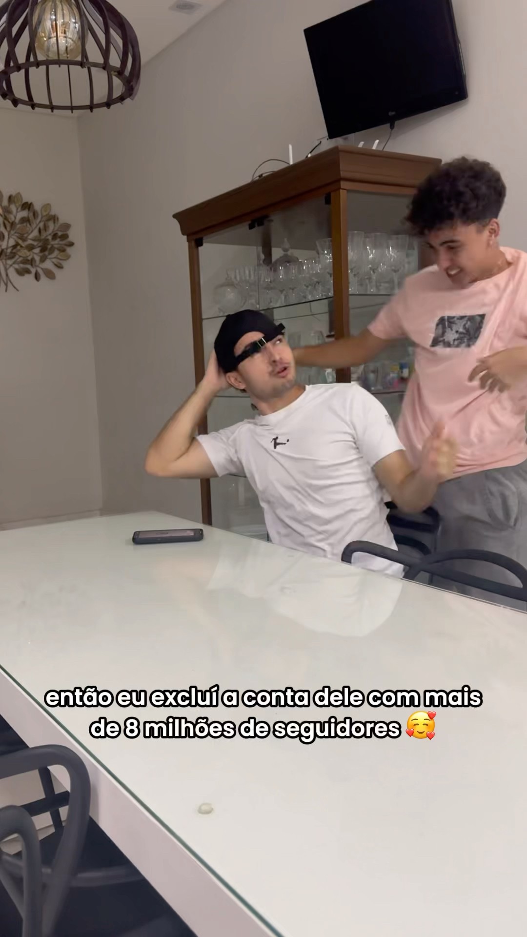 APAGUEI A CONTA DO MEU IRMÃO NO TIKTOK!! A VINGANÇA DE JOÃO BASTOS!