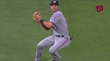 WSH@LAD: Turner makes superb backhanded sliding stop