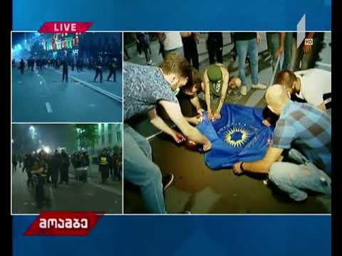 რუსთაველზე აქციის მონაწილეებმა „ქართული ოცნების“ დროშა დაწვეს