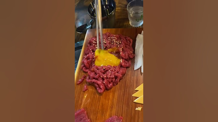 육회에는 노른자 톡 터트려야지~ 먹을래?