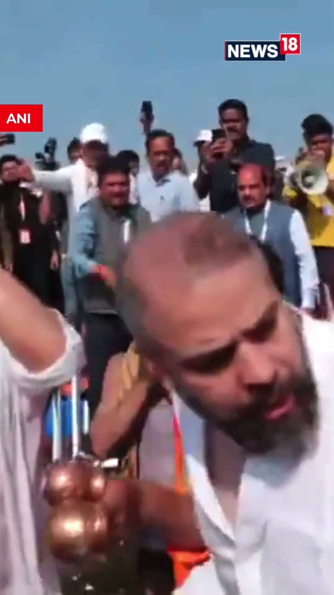 #WATCH | Actor Akshay Kumar Takes Holy Dip At Triveni Sangam In Ongoing Maha Kumbh 2025 | N18K