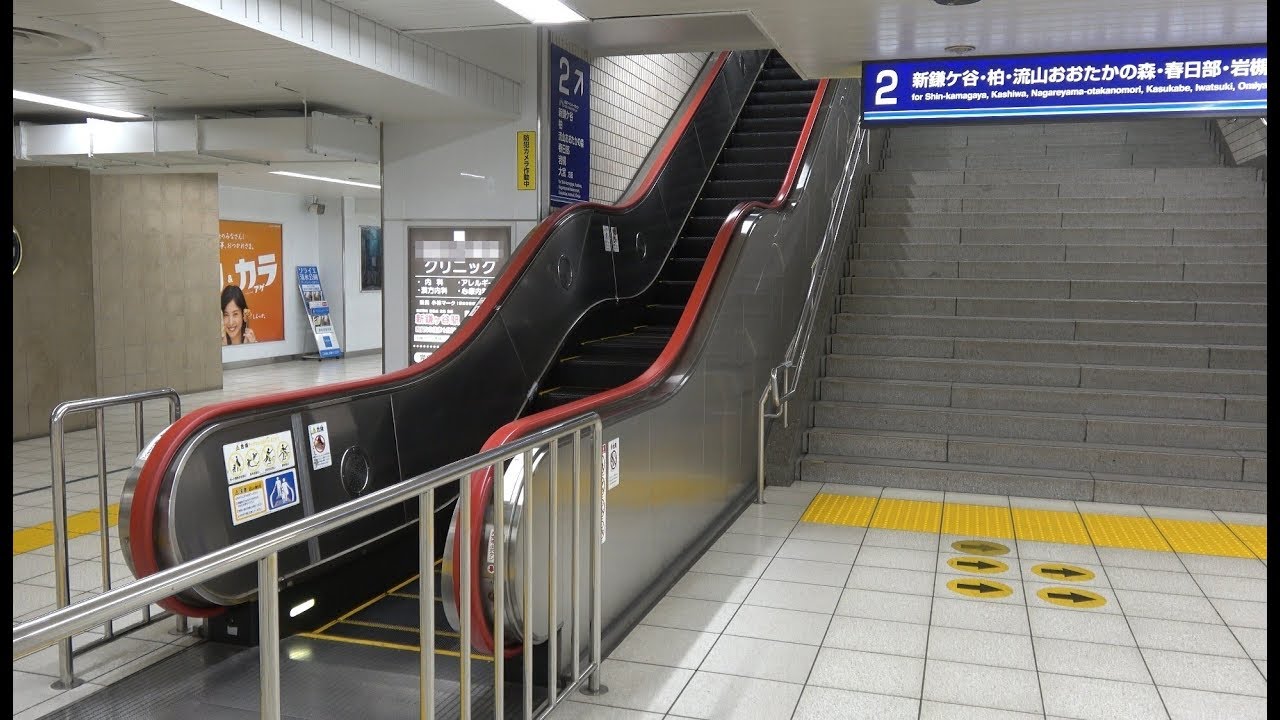 東武野田線船橋駅構内にある中間水平型エスカレーター　【Intermediate horizontal escalator in Japan】