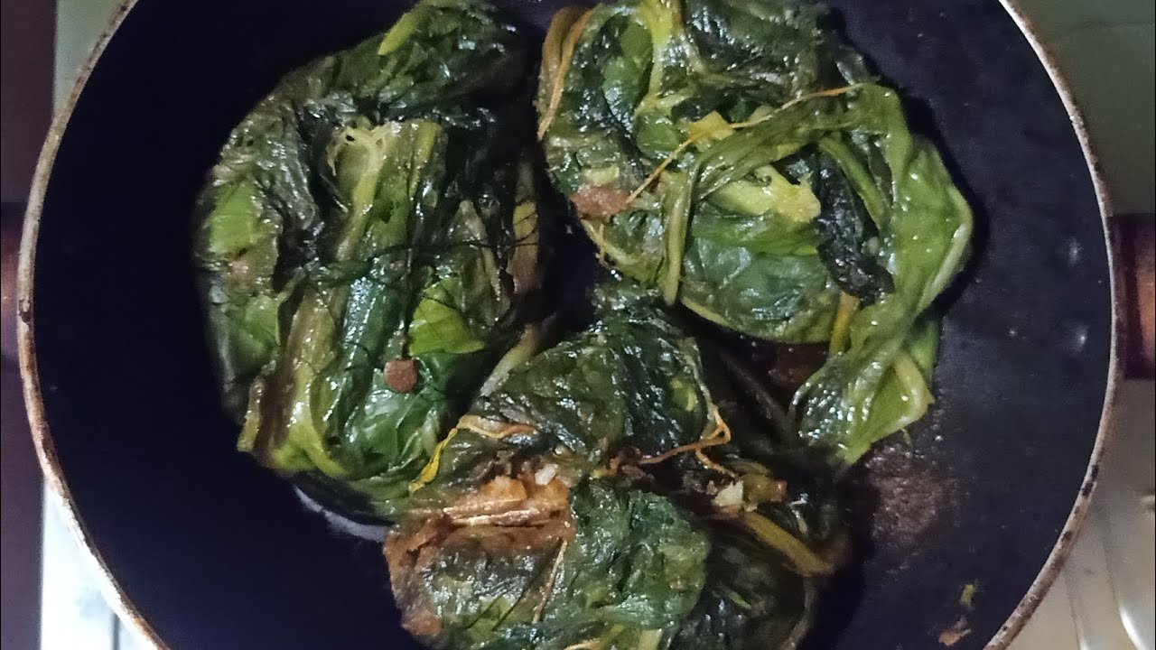 কচুর পাতায় ইলিশ পাতুরি-Kochur patai elish paturi.#food #cooking