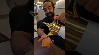 Sıcak Arap Kahvesi Dökmek Geleneksel Bir Deneyim