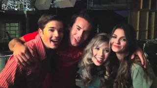 iCarly & Victorious - Dan Schneider filming behind the Scenes & scaring the Cast (FUNNY!! :D)