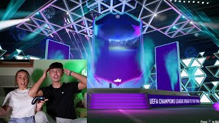 GIRLFRIEND OPENS MY FIFA 22 PACKS!