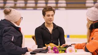 Tòn Cónsul enseña a patinar María del Monte y Anne Igartiburu