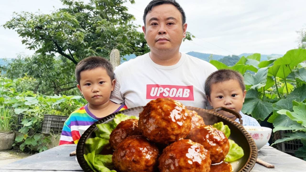 懂事儿子心疼干活的爸爸，不仅会拿衣服帮爸爸擦汗，还会帮着一起做猪食！！！