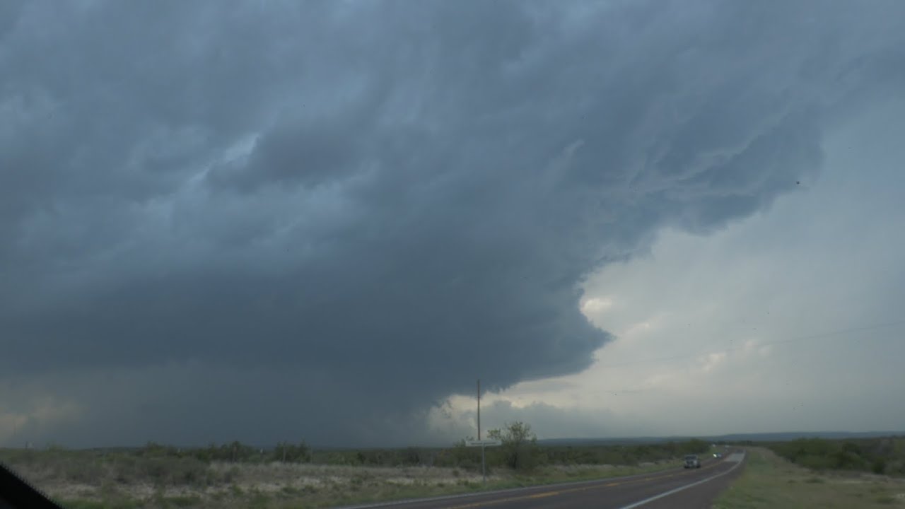 04.05.2024 Supercell Tracking in Süd- West Texas... - YouTube