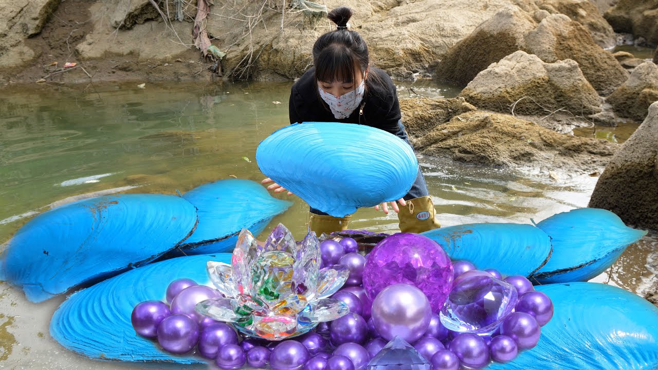 🔥🔥 What a surprise! A girl opens a strange river clam and finds pearls and gems that shine brightly