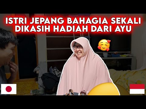 Reaksi Mama Jepang dikasih kejutan Hadiah