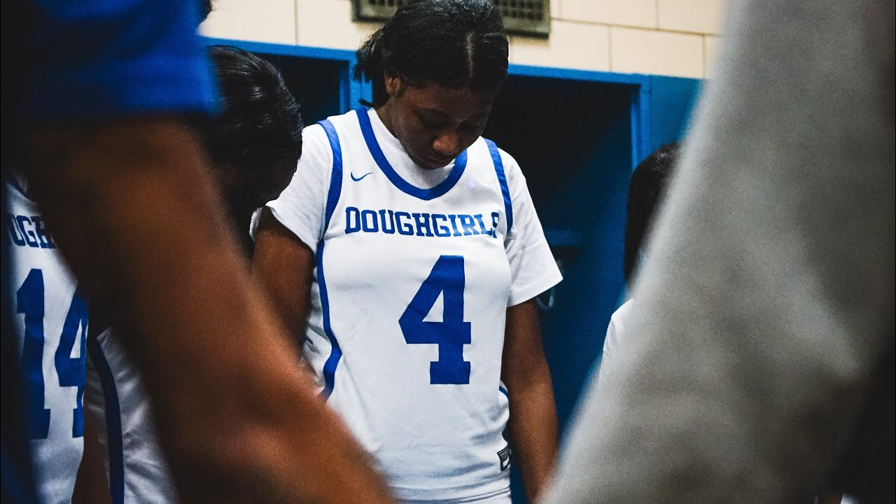 Пошел посмотреть, как Детройт Першинг Джуниор Кайриона (рост 6 футов 2 дюйма) сражается с непобеж...