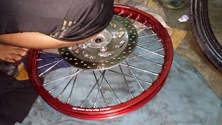 Cara memasang Ban baru ukuran 2,25 lingkaran 17 dengan cepat begini cara nya.....