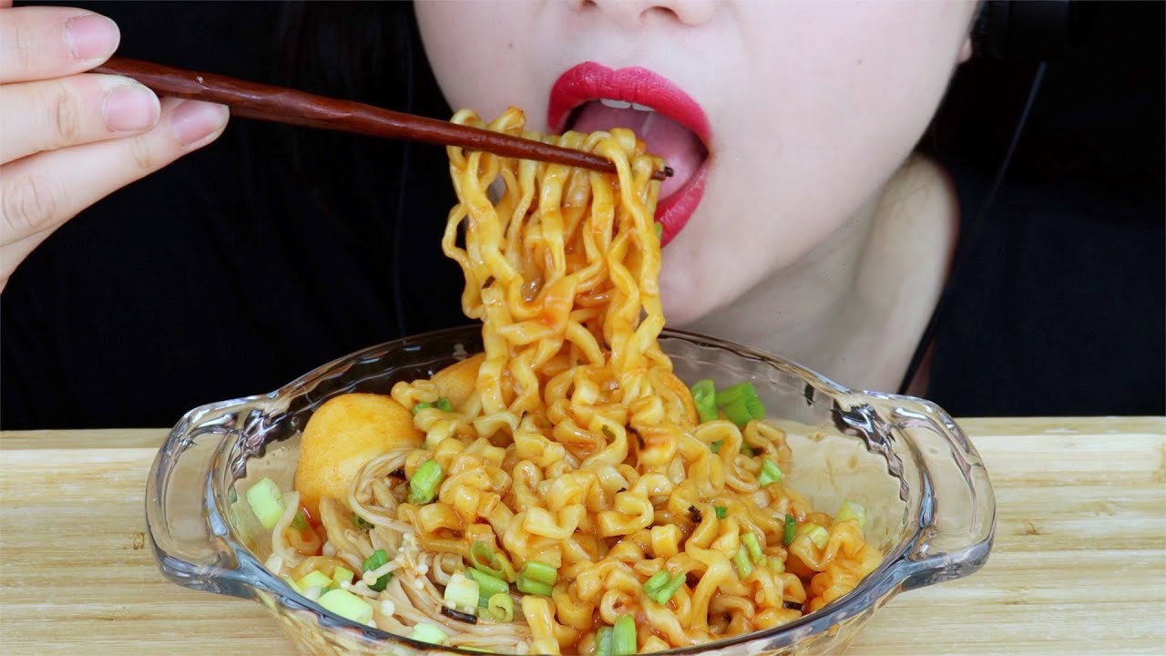 ASMR FIRE NOODLES *STEW TYPE* W/ ENOKI MUSHROOMS (EATING SOUNDS